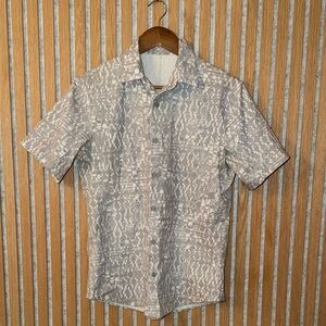 Men's Gray LuLuLemon Patterned, Button Down, Short Sleeve Shirt